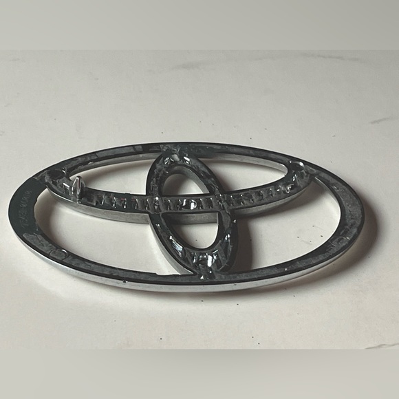 TOYOTA CAMRY 1996 Emblem, SILVER COLOR - Picture 3 of 3